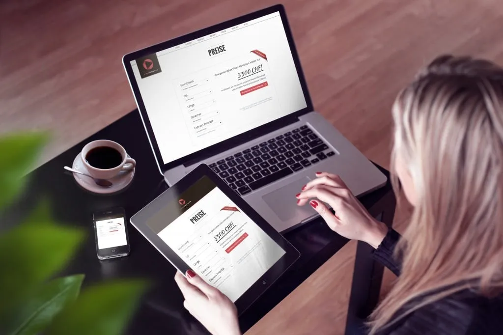 Una donna confronta una pagina dei prezzi su laptop e tablet, con le opzioni video e un importo di CHF 3'500.